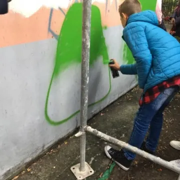 Malowanie muralu w bibliotece rozpoczęte