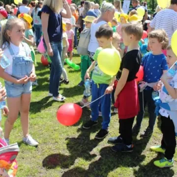 Barwny korowód z okazji Dnia Dziecka
