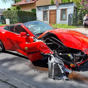 Zderzenie ferrari i mazdy w Piotrkowie Trybunalskim