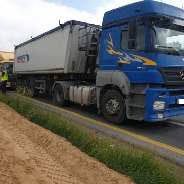 Wypadek na DK1. W okolicach Dąbrowy zderzyły się trzy samochody