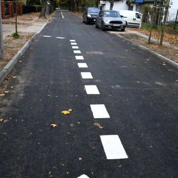 Piotrków Tryb.: ulica Staszica z wodociągiem i asfaltem