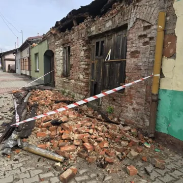 Z domu w Kamieńsku runął fragment elewacji