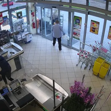 Rozpoznajesz te osoby? To sprawcy kradzieży sklepowej