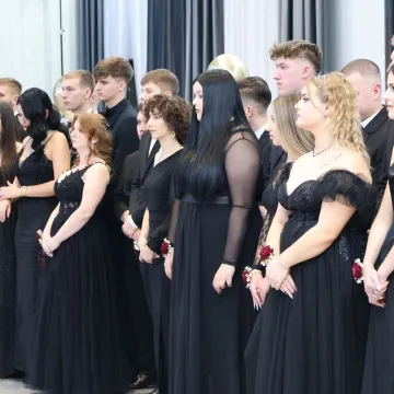 Studniówka uczniów „Drzewniaka” w Kobielach Wielkich