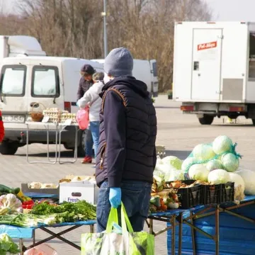 Miejskie targowisko otwarte. Policja pilnuje bezpieczeństwa sanitarnego