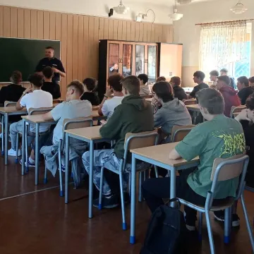 Bezpieczne wakacje z policją. Spotkanie uczniów ZSE-E z funkcjonariuszami
