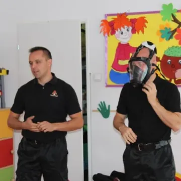 Strażacy szkolą przedszkolaków