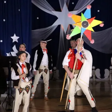 Szkolna sala zamieniła się w koncertową scenę. Noworoczne kolędowanie w Gidlach