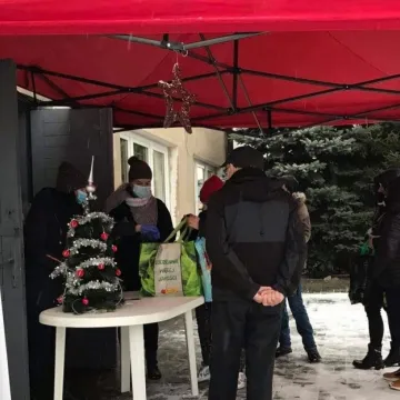 Paczki od PCK w Radomsku dla potrzebujących