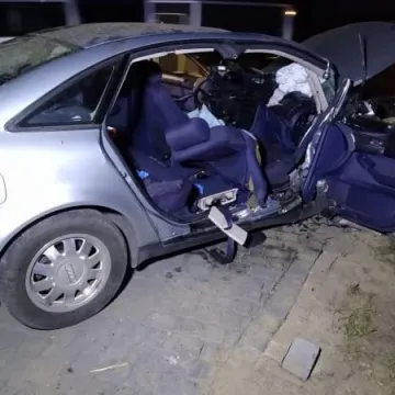 17-latka za kierownicą uderzyła w ogrodzenie. 4 osoby ranne