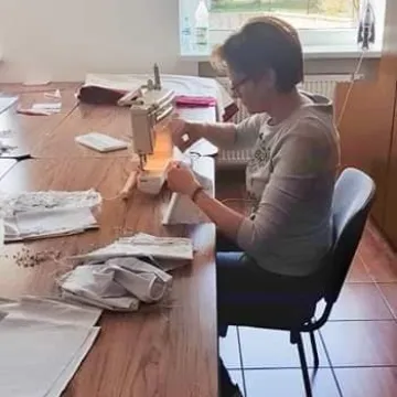 Mieszkanki gminy Wielgomłyny szyją maseczki