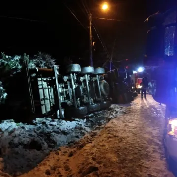 Ciężarówka wypadła z drogi