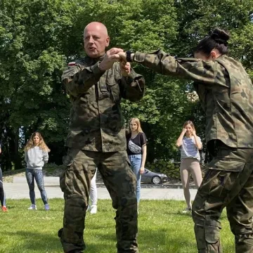 Żołnierze uczą w Radomsku kobiety podstaw samoobrony