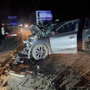 Na A1 mazda uderzyła w holowaną ciężarówkę