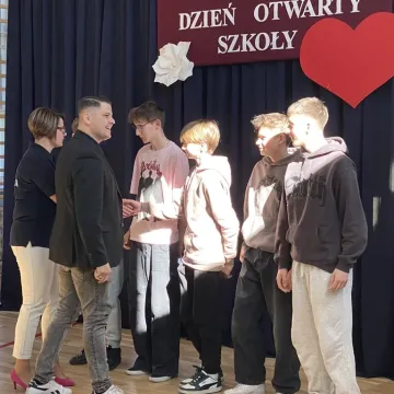 Foto budka, pokazy, poznawanie szkoły. Dzień  Otwarty w ZSP w Kamieńsku