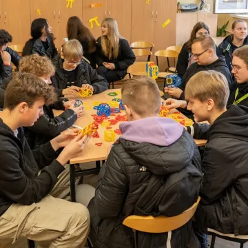 Elektryk kusił ósmoklasistów