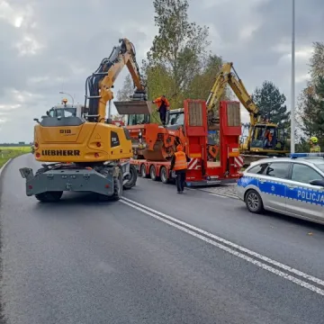 W gminie Kamieńsk walec zsunął się z naczepy
