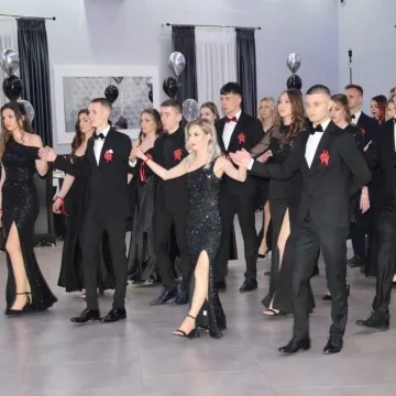 Szampańska zabawa studniówkowa ZSE w Radomsku