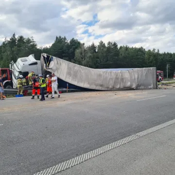 Przewrócona ciężarówka na A1 przygniotła auto osobowe. W środku małe dziecko