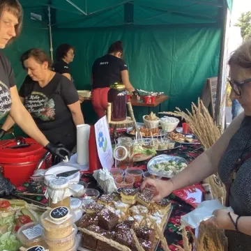 Kulinarna uczta przed starostwem w Radomsku