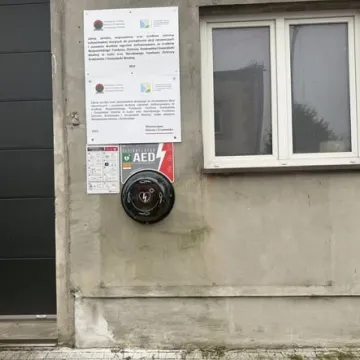 AED już dostępny na budynku OSP Pławno