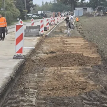 Więcej miejsc parkingowych przy cmentarzu w Kamieńsku już niebawem