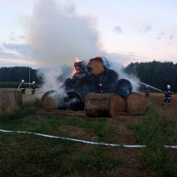 W Niwie Goszczowskiej płonęły baloty słomy