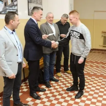 Uczniowie Elektryka z certyfikatami