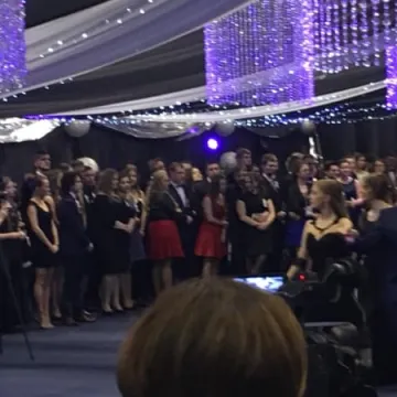 Maturzyści bawią się na studniówkach 