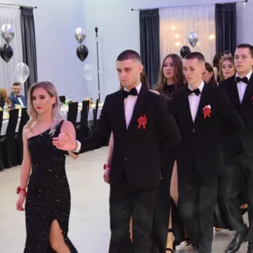 Szampańska zabawa studniówkowa ZSE w Radomsku