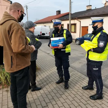 Bezpieczny powiat radomszczański. Kamizelki od policji i starostwa