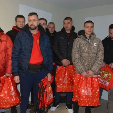 Widzewiacy w „Kamilu” ze świątecznymi prezentami