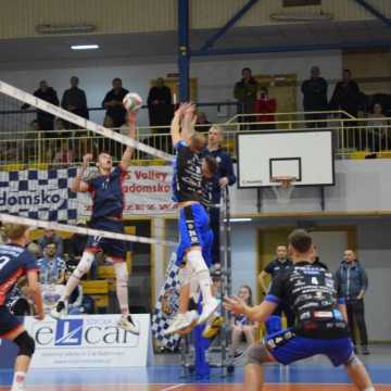 Trzy sety, trzy punkty. METPRIM Volley Radomsko zwycięża z SMS PZPS Spała III