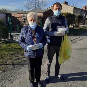 Wolontariusze roznoszą maseczki na Kowalowcu w Radomsku