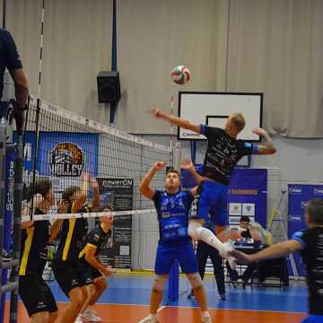 Emocje na parkiecie. METPRIM Volley Radomsko zwycięża ze Skrą II Bełchatów