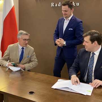 Wojewoda Łódzki wręczył w Radomsku umowy na dofinansowanie inwestycji drogowych
