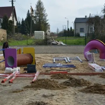 Powstają place zabaw 