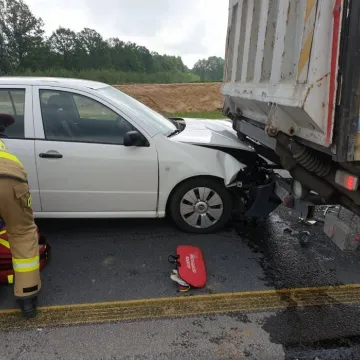 Wypadek na DK1. W okolicach Dąbrowy zderzyły się trzy samochody