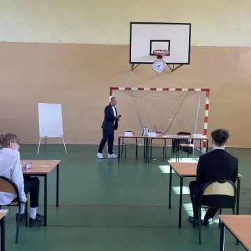 Polski na pierwszy ogień. Ósmoklasiści zaczynają egzaminy