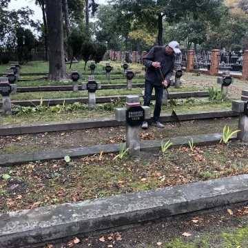 Piotrków Tryb.: posprzątali Cmentarz Wojenny