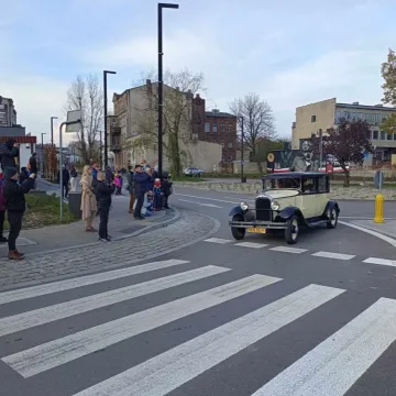 Zlot i parada zabytkowych samochodów w Święto Niepodległości w Radomsku
