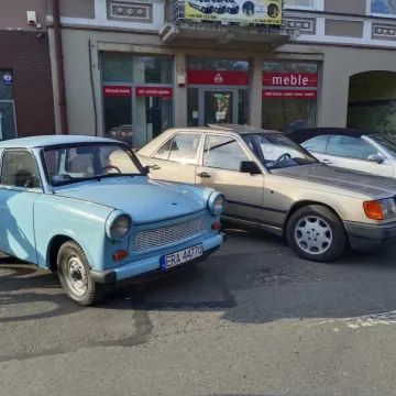 Zlot i parada zabytkowych samochodów w Święto Niepodległości w Radomsku