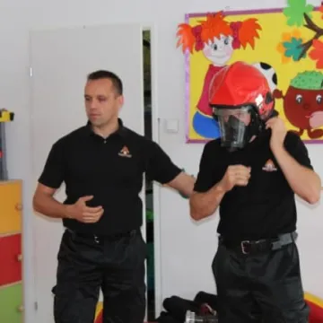 Strażacy szkolą przedszkolaków