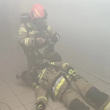 Ewakuacja ZSP 1 w Radomsku. Był pożar, strzały i osoby ranne