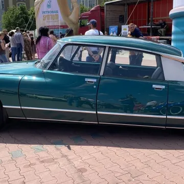 Klasyki zaparkowały w Radomsku. Trwa Auto-Moto Weteran 5