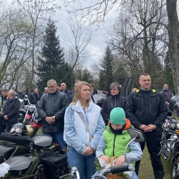 Tłumy motocyklistów i mieszkańców w Strzałkowie. Kolejna Moto Święconka za nami