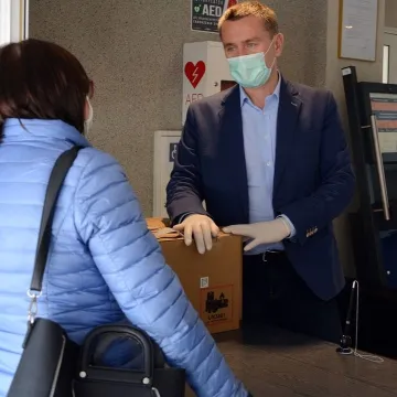 Sprzęt komputerowy trafił już do szkół, a wkrótce do uczniów i nauczycieli