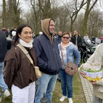 Tłumy motocyklistów i mieszkańców w Strzałkowie. Kolejna Moto Święconka za nami