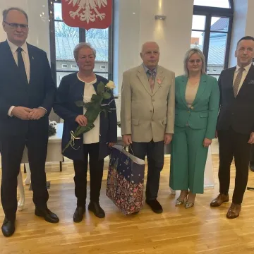 Sześć par uhonorowanych medalami za długoletnie pożycie małżeńskie