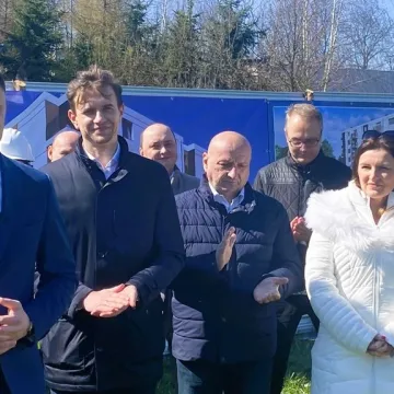 Wbito symboliczną łopatę. W Radomsku ruszyła budowa bloków SIM